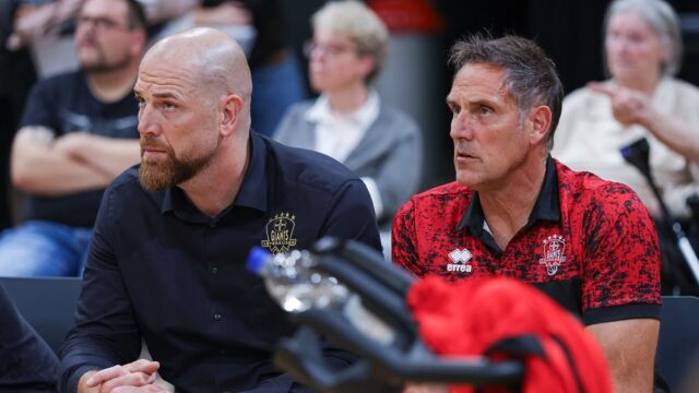 Geschäftsführer Axel Pleuger und Sportdirektor Hansi Gnad hoffen gegen Erfurt auf eine Reaktion ihrer Farben / Foto: Frank Fankhauser