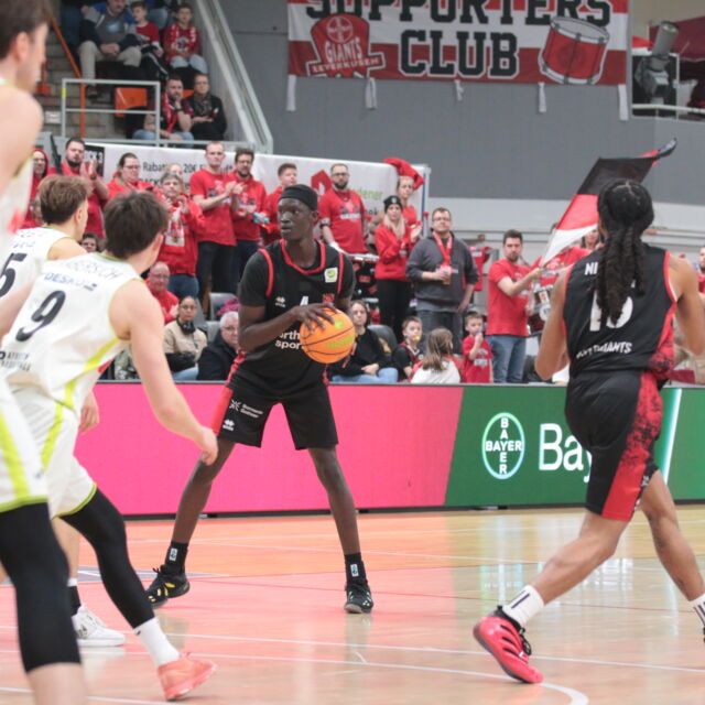 Feierte mit 8 Punkten und 5 Rebounds einen guten Einstand in Leverkusen: Lök Wur / Foto: Uwe Pulsfort