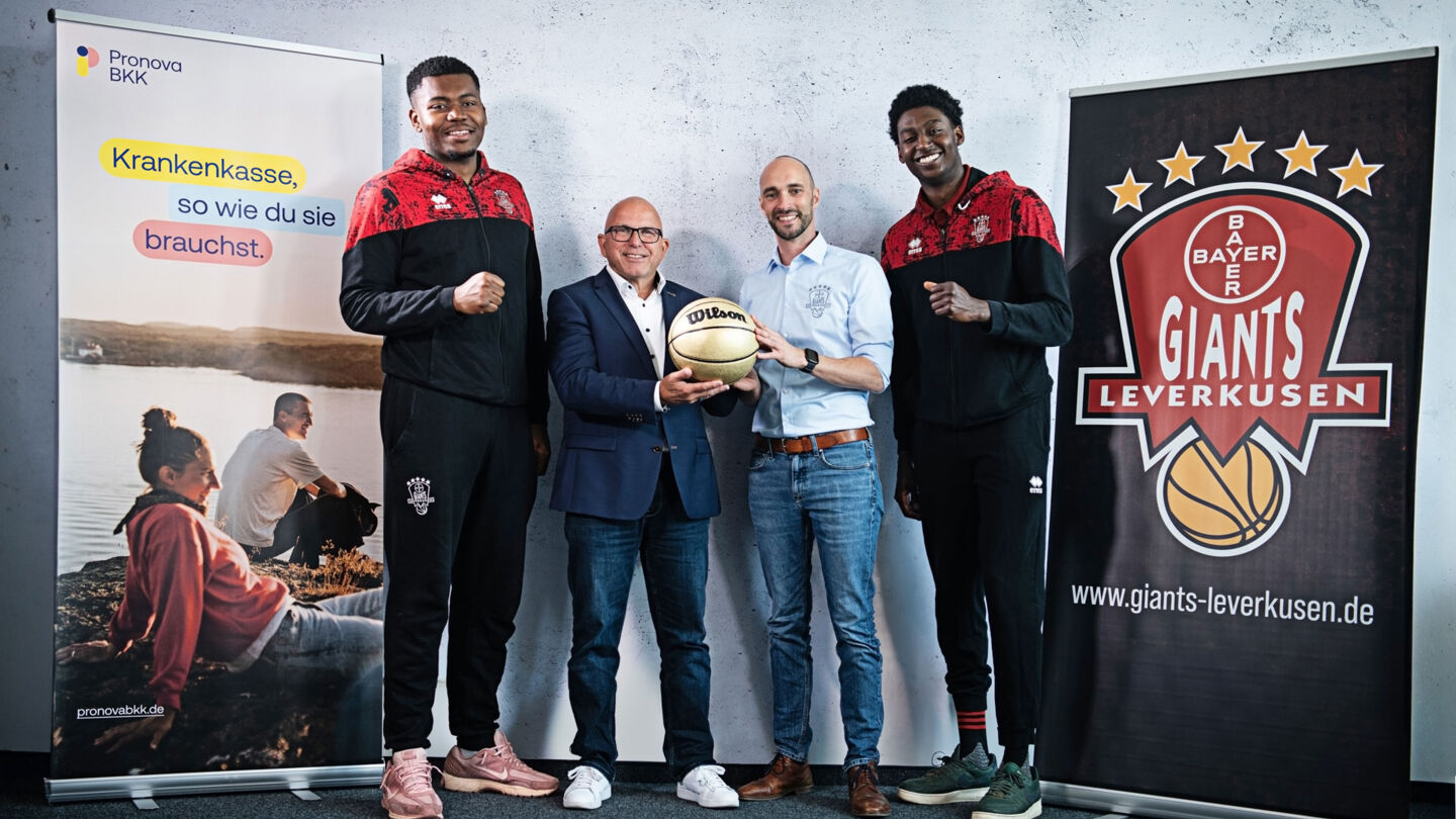 Joel Lungelu, Ingo Balzer, Henrik Fronda und C.J. Oldham (v.l.) freuen sich über die Partnerschaft zwischen den GIANTS und der Pronova BKK. Foto: Martin Moritz
