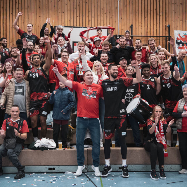 Zusammen feierten Fans und Team den Sieg in Herford / Foto: Nils Althoff