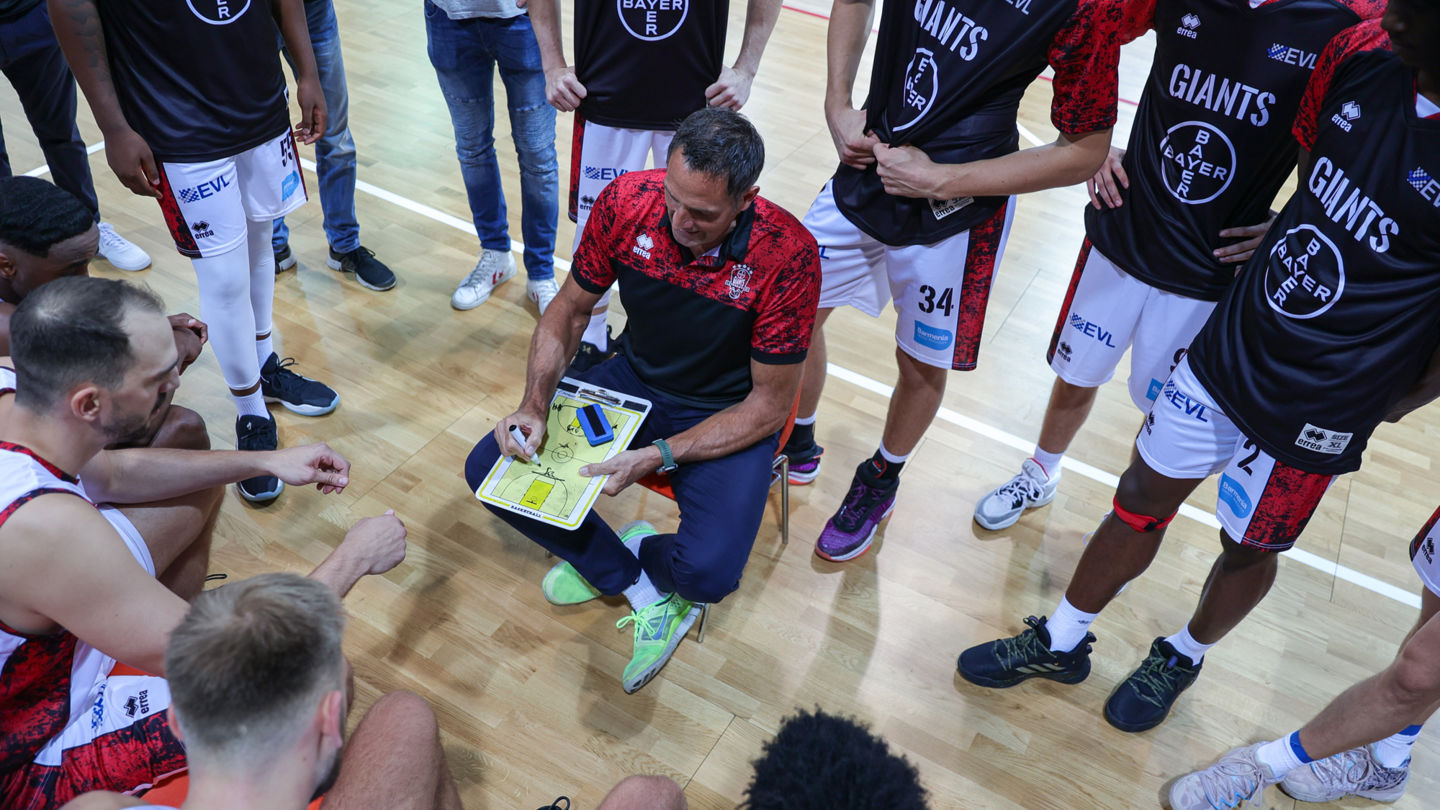 In Paderborn nachlegen möchten die BAYER GIANTS um Headcoach Hansi Gnad / Foto: Frank Fankhauser