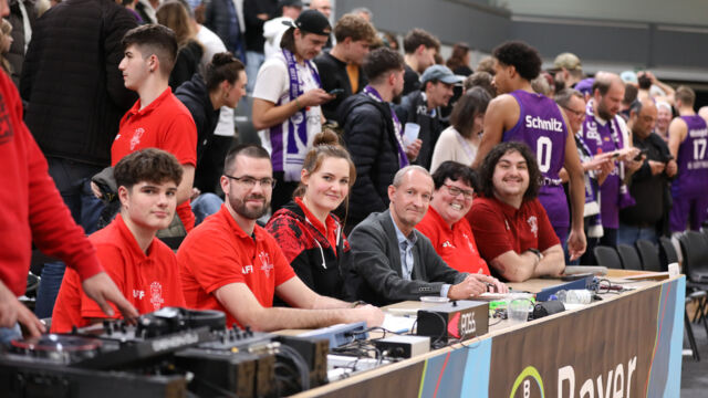 Das Team zwischen den Teams: Das Kampfgericht der GIANTS. Foto: Pulsfort