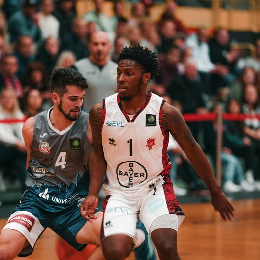 Xavier Bishop und die BAYER GIANTS hatten gegen die Uni Baskets Paderborn das Nachsehen / Foto: Uni Baskets Paderborn