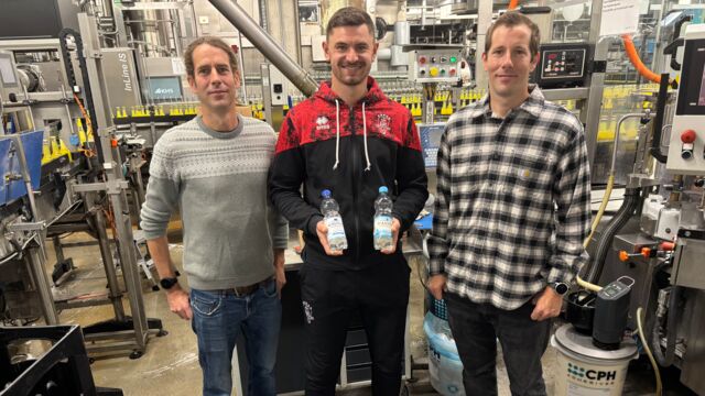 Thomas Römer, Luca Kahl und Stephan Römer (v.l.) im Betrieb der Haaner Felsenquelle. Foto: Althoff