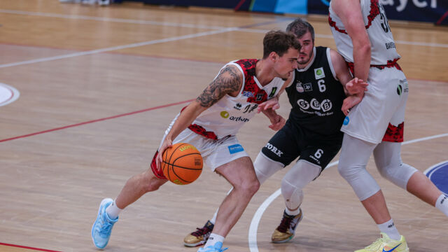 Calin Nita (hier im Duell mit Baskets-Guard Martin Bogdanov) setzte sich mit BAYER im ProB-Finale 25' gegen die SBB Baskets durch / Foto: Frank Fankhauser