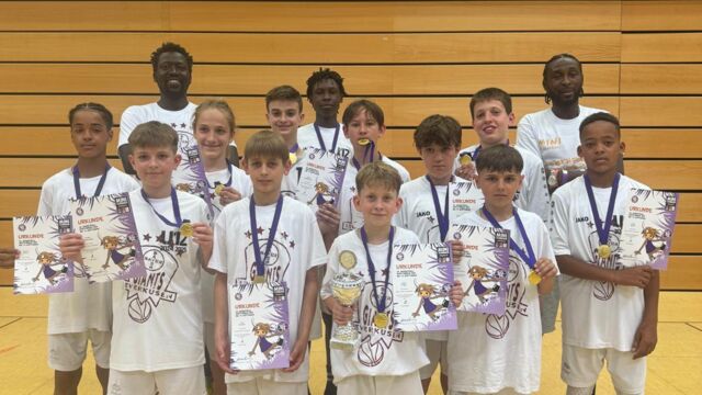 Die erfolgreiche U12-Mannschaft nach dem Turniersieg in Göttingen.