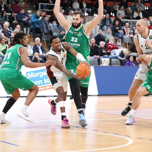 John Williams Jr. streckte sich gegen Koblenz vergeblich / Foto: Uwe Pulsfort