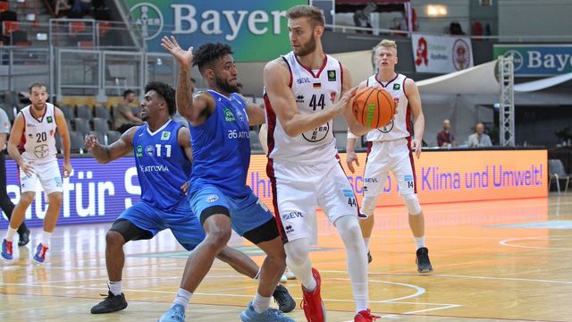 Wie im Hinspiel möchte Marko Bacak einen Sieg mit BAYER über die PS Karlsruhe LIONS feiern / Foto: Michael Fleschenberg