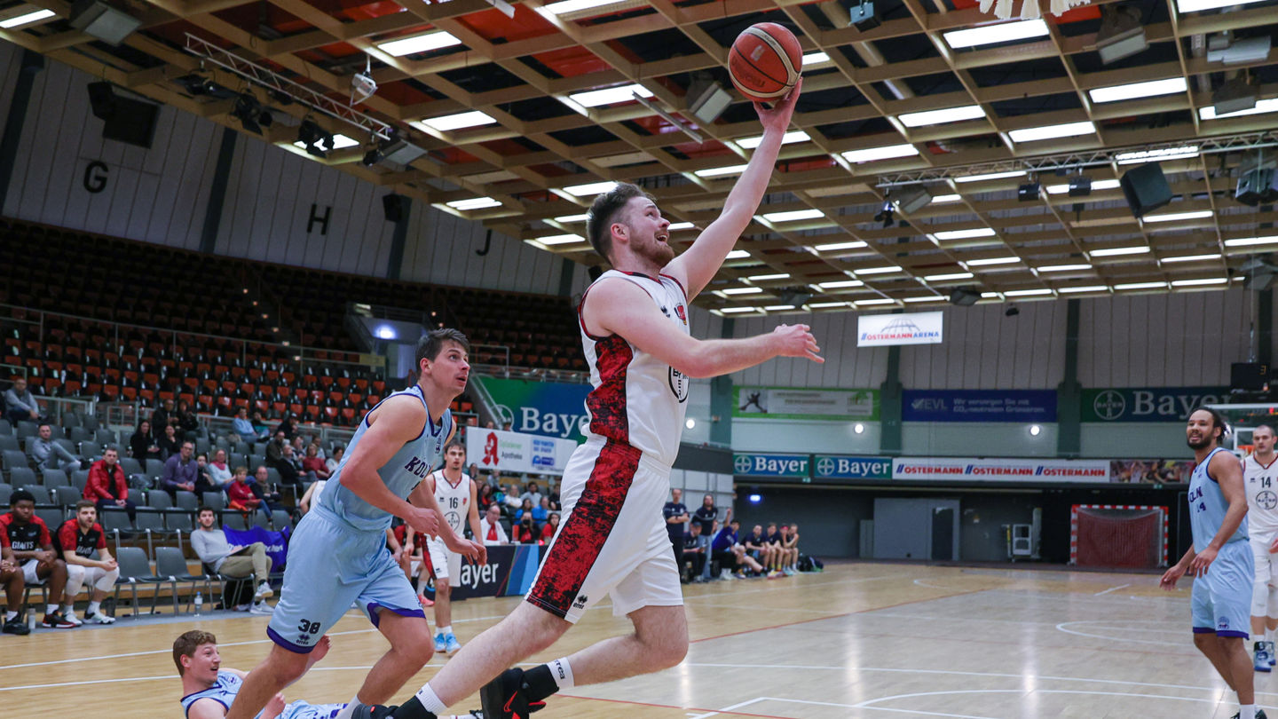 Thomas Fankhauser eilt Ex-GIANT und Deutz-Forward Valentin Blass davon / Foto: Frank Fankhauser (@effefffoto)
