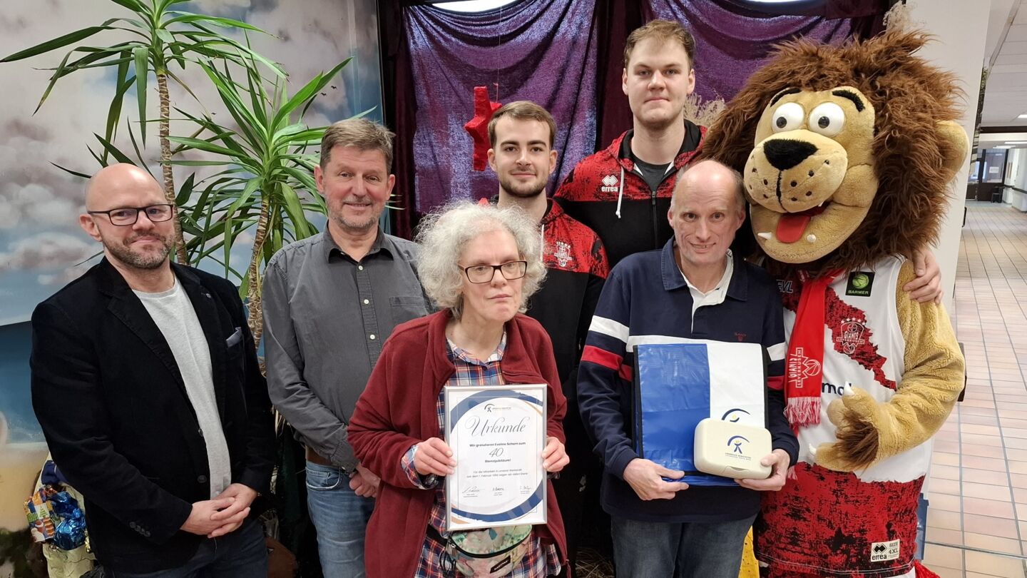 Die Ehrung durch die Spieler und das Maskottchen der GIANTS war ein Highlight für die Jubilare der Lebenshilfe-Werkstätten. Foto: Lebenshilfe-Werkstätten
