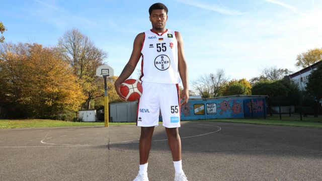 Auf dem Basketball-Freiplatz hat sich Joel Lungelu während der Corona-Zeit durchgebissen.  Foto: Pulsfort