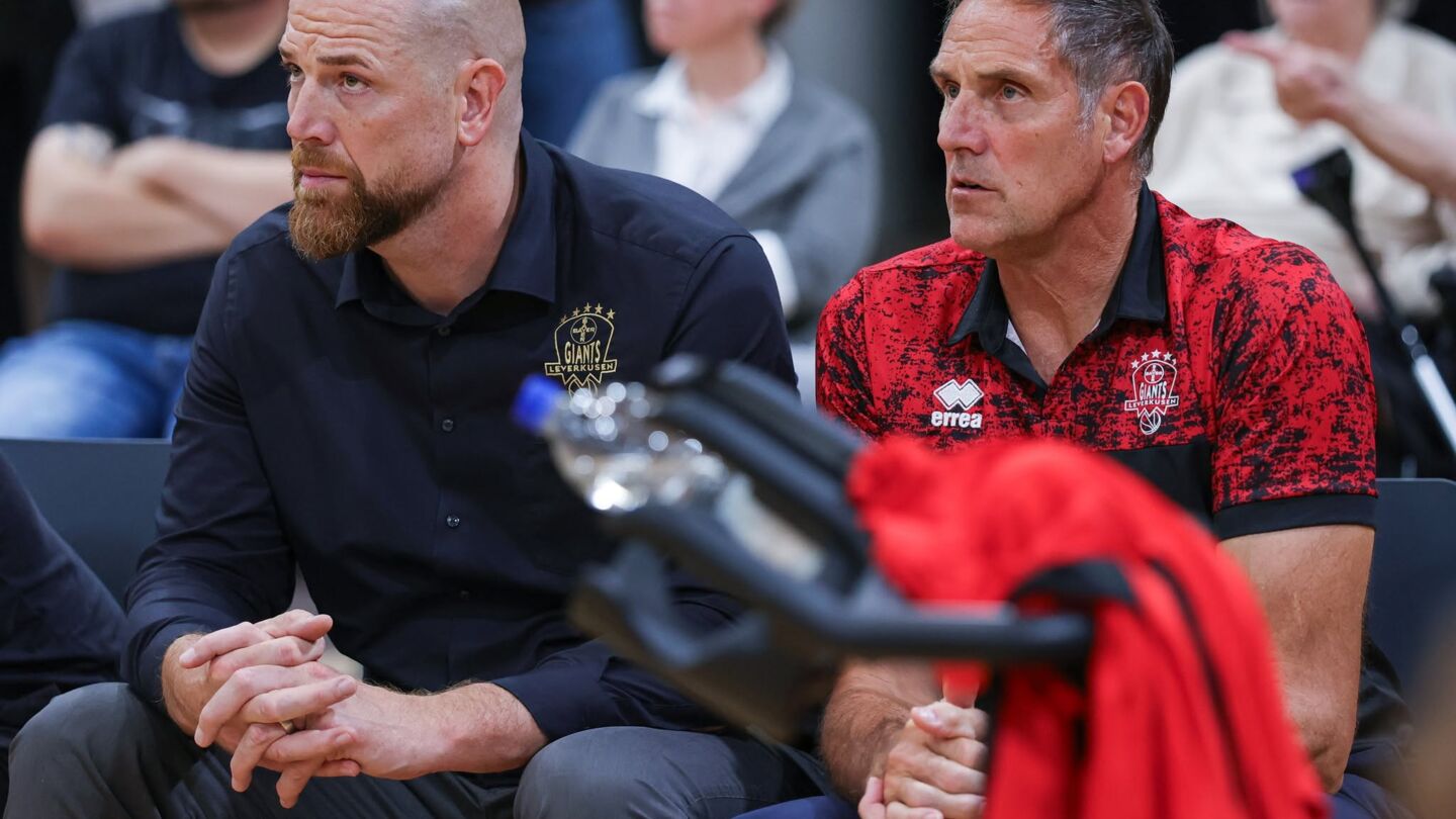Geschäftsführer Axel Pleuger und Sportdirektor Hansi Gnad hoffen gegen Erfurt auf eine Reaktion ihrer Farben / Foto: Frank Fankhauser