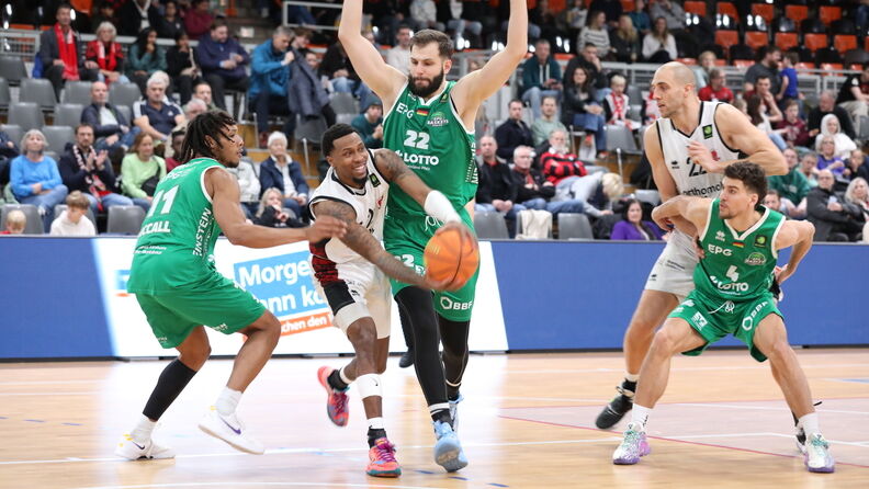 John Williams Jr. streckte sich gegen Koblenz vergeblich / Foto: Uwe Pulsfort