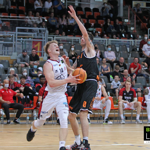 Keinen Grund zu feiern hatten nach dem Spiel Luis Figge und die BAYER GIANTS / Foto: Michael Fleschenberg