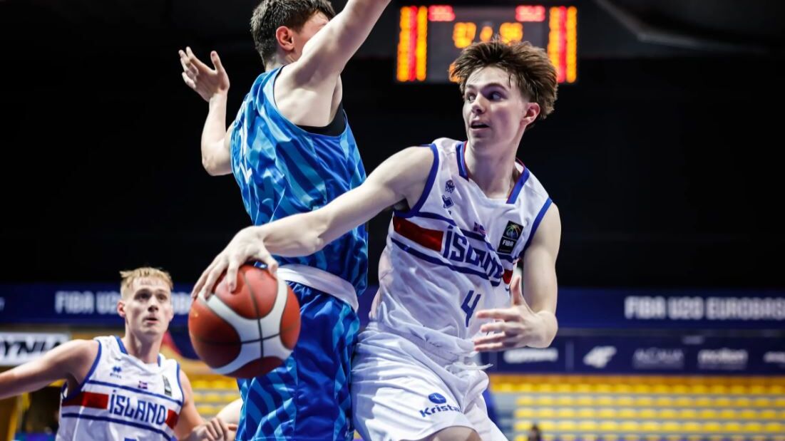 Spielte 2024 für Island bei der U20-EM: Agust Kjartansson (weißes Trikot) / Foto: FIBA