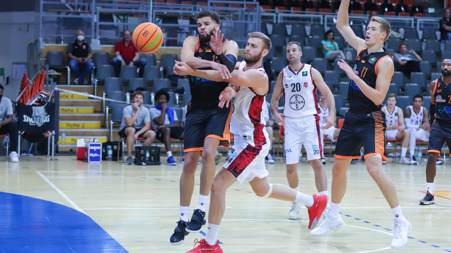 Marko Bacak empfängt seinen früheren Teamkollegen Sheldon Eberhardt in der Ostermann-Arena / Foto: Frank Fankhauser