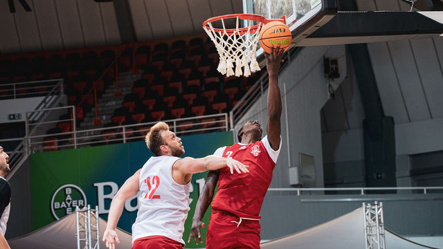 Melik Martin zieht zum Korb, Melvin Jostmann versucht ihn daran zu hindern / Foto: Nils Althoff