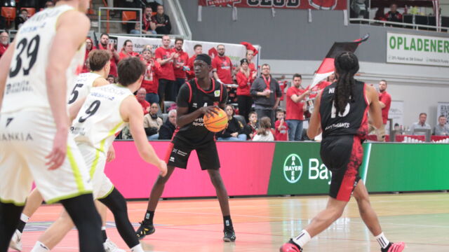 Feierte mit 8 Punkten und 5 Rebounds einen guten Einstand in Leverkusen: Lök Wur / Foto: Uwe Pulsfort