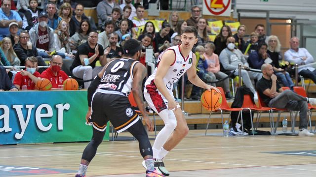 Die BAYER GIANTS Leverkusen um Luca Kahl bekommen es mit dem aktuell besten Team der ProA zutun / Foto: Michael Fleschenberg