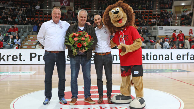 Frank Rothweiler (l.) Henrik Fronda (2.v.r.) und Lionel verabschiedeten Thomas Röhrich beim GIANTS-Heimspiel. Foto: Fleschenberg