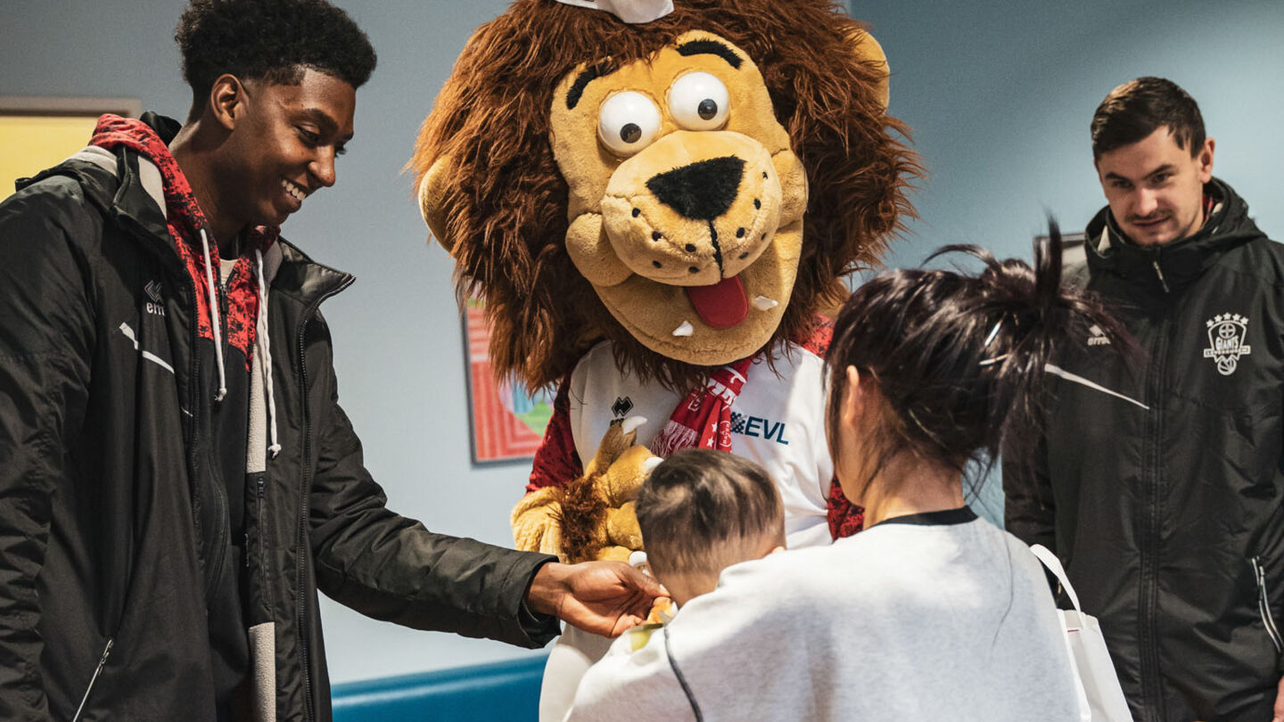 Lionel und die GIANTS sorgen in der Kinderklinik für vorweihnachtliche Freude. Foto: Althoff