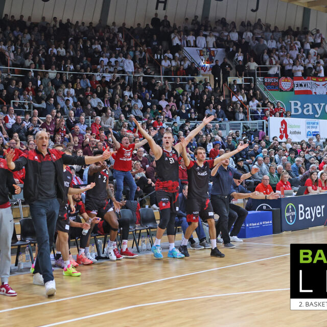 Großer Jubel: Die BAYER GIANTS gewinnen vor 2.564 Zuschauern gegen Köln / Foto: Michael Fleschenberg