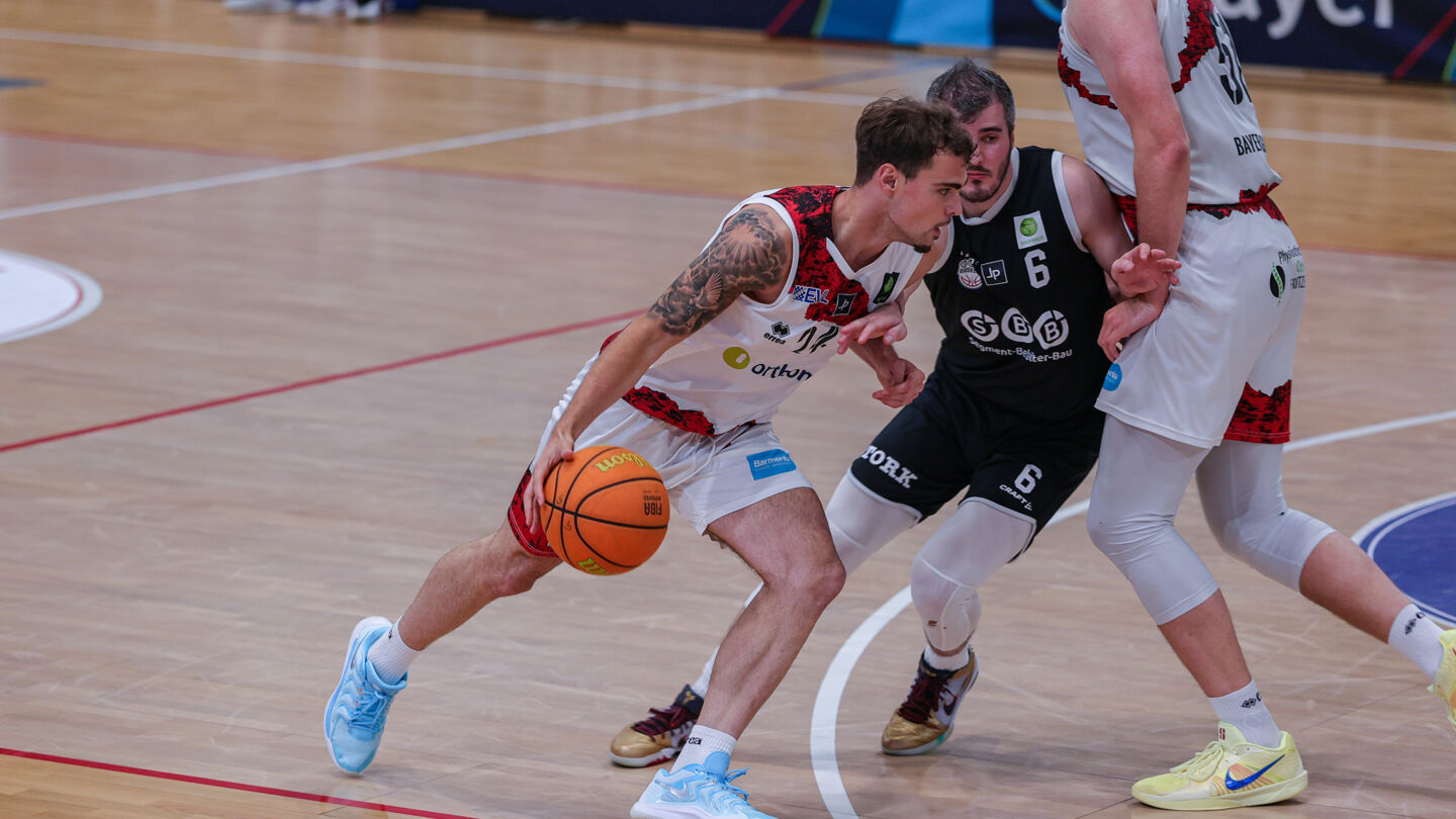 Calin Nita (hier im Duell mit Baskets-Guard Martin Bogdanov) setzte sich mit BAYER im ProB-Finale 25' gegen die SBB Baskets durch / Foto: Frank Fankhauser