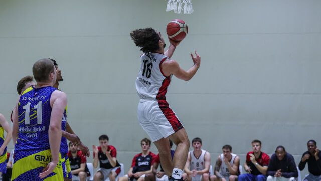 Emre Özel auf dem Weg zum Korb / Foto: Frank Fankhauser (@effefffoto)