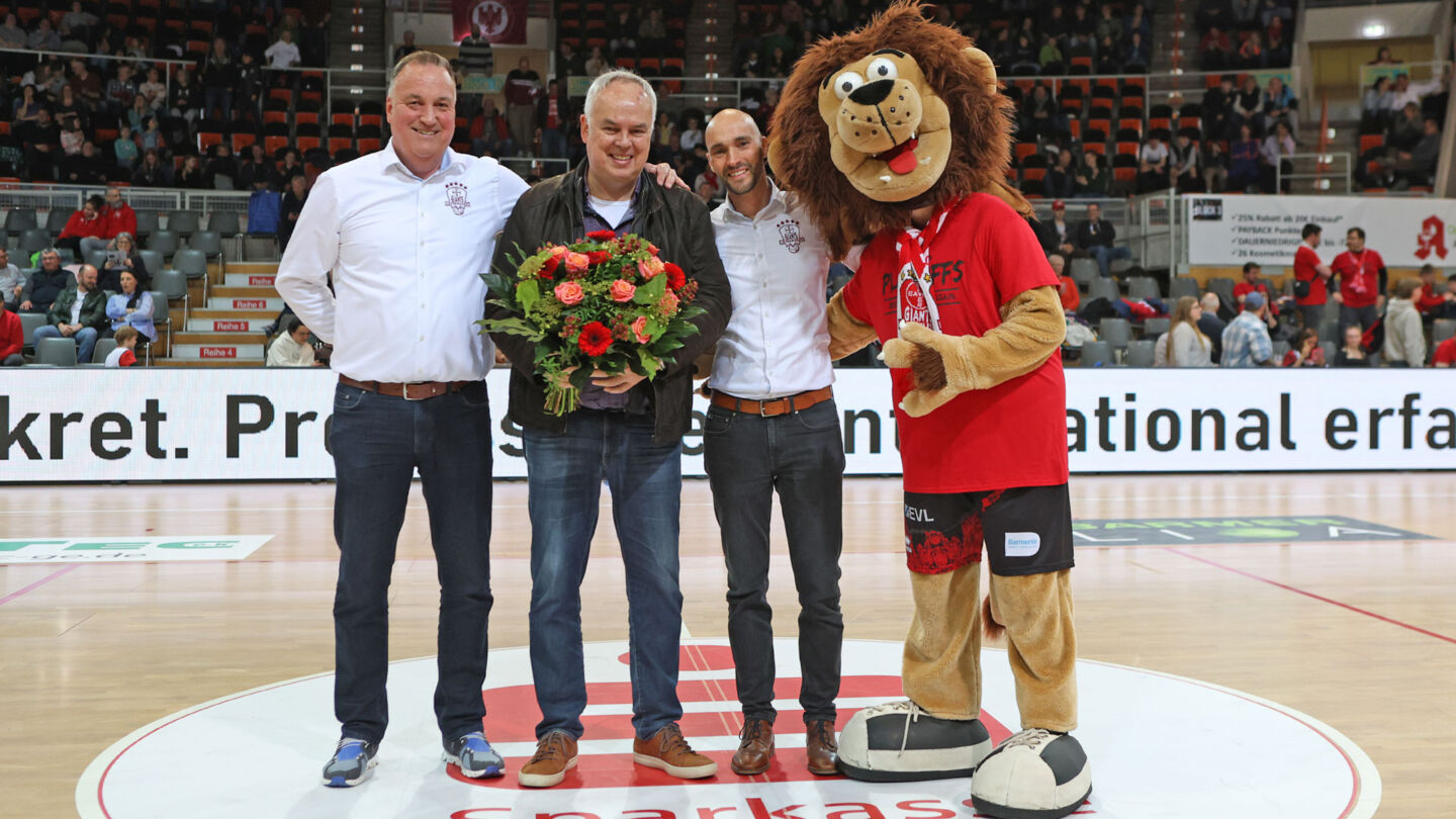 Frank Rothweiler (l.) Henrik Fronda (2.v.r.) und Lionel verabschiedeten Thomas Röhrich beim GIANTS-Heimspiel. Foto: Fleschenberg