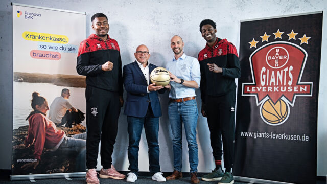 Joel Lungelu, Ingo Balzer, Henrik Fronda und C.J. Oldham (v.l.) freuen sich über die Partnerschaft zwischen den GIANTS und der Pronova BKK. Foto: Martin Moritz