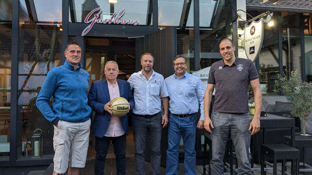 Auf gute Zusammenarbeit: Hansi Gnad, Michael Kersthold, Kresimir Kozina, Omar Rahim und Dennis Heinzmann (v.l.).