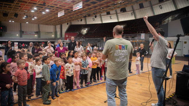 Die "Mini-Musiker" brachten die Kinder musikalisch in Bewegung.