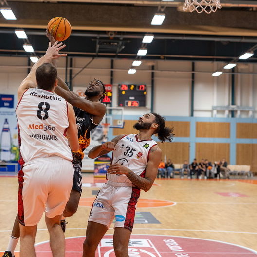 Devin Thomas und Dejan Kovacevic verteidigen den eigenen Korb / Foto: Nina Sanders Photografie