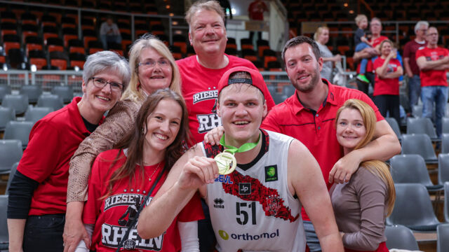 Gern gesehene Gäste in der Ostermann-Arena: Sören-Eyke Urbansky und seine Familie / Foto: Frank Fankhauser (@effefffoto)
