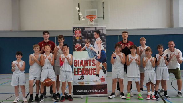 W wie „Win“: Das Landrat-Lucas-Gymnasium, hier mit Jug Bogdan und David Koch, hat die GIANTS League gewonnen.  Foto: Pulsfort