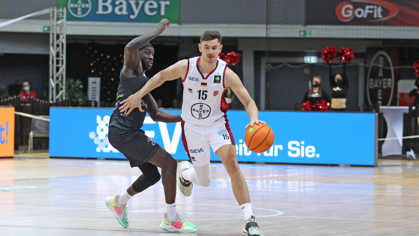 BAYER (um Luca Kahl) steht ein schweres Auswärtsspiel ins Haus / Foto: Michael Fleschenberg