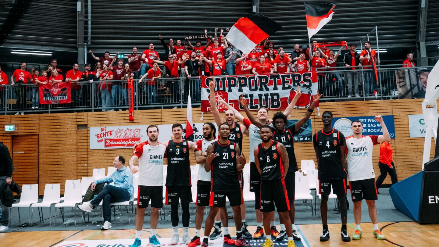 Feierten gemeinsam: GIANTS und ihre lautstarken Anhänger / Foto: Nils Althoff (NA)