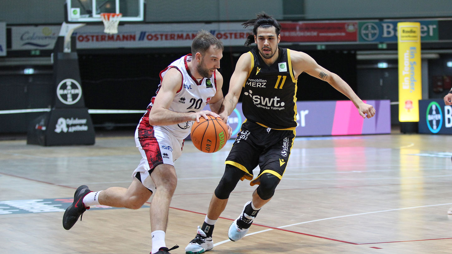 Für J.J. Mann und seine Kollegen wird es gegen die Uni Baskets aus Paderborn ernst / Foto: Michael Fleschenberg