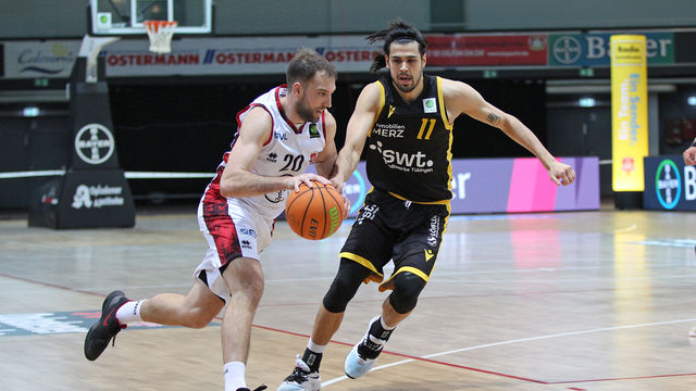 Für J.J. Mann und seine Kollegen wird es gegen die Uni Baskets aus Paderborn ernst / Foto: Michael Fleschenberg