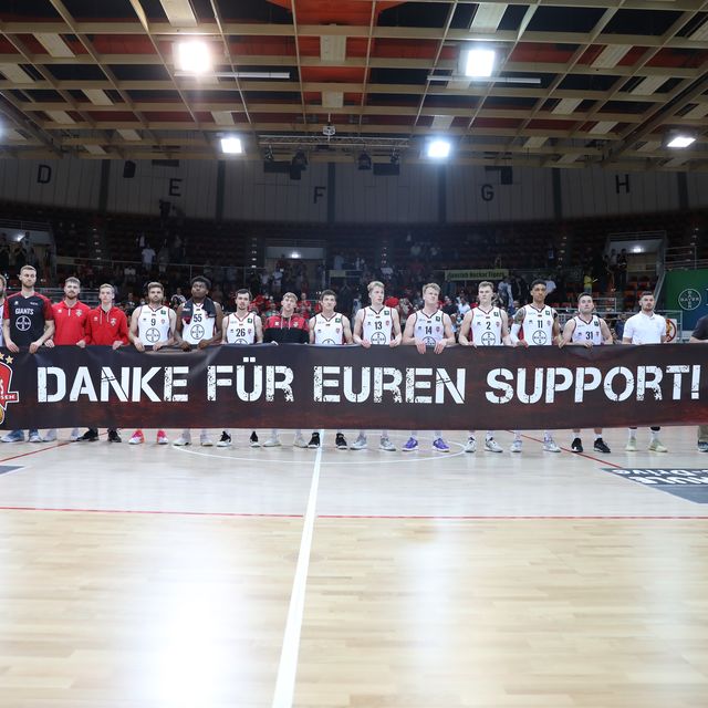 "Danke für Euren Support", sagen die BAYER GIANTS Leverkusen / Foto: Oliver Heuser