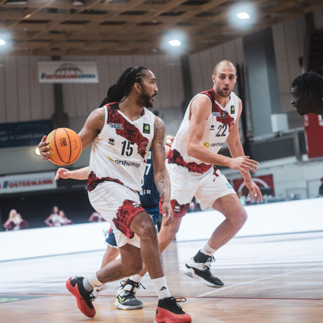 Waren die beiden effektivsten GIANTS zum Aufakt: Donte Nicholas (mit Ball) und Dennis Heinzmann (im Hintergrund) / Foto: Nils Althoff