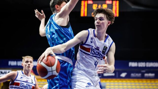 Spielte 2024 für Island bei der U20-EM: Agust Kjartansson (weißes Trikot) / Foto: FIBA