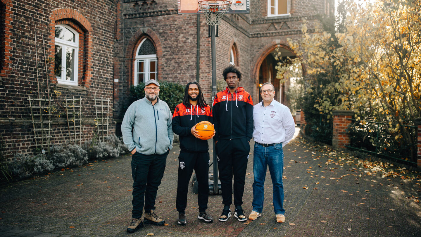 Alex Zimmer, Kobe Langley, Ricardo Lynch und Omar Rahim (v.l.) an der "Marienburg". Foto: Buschenhofen