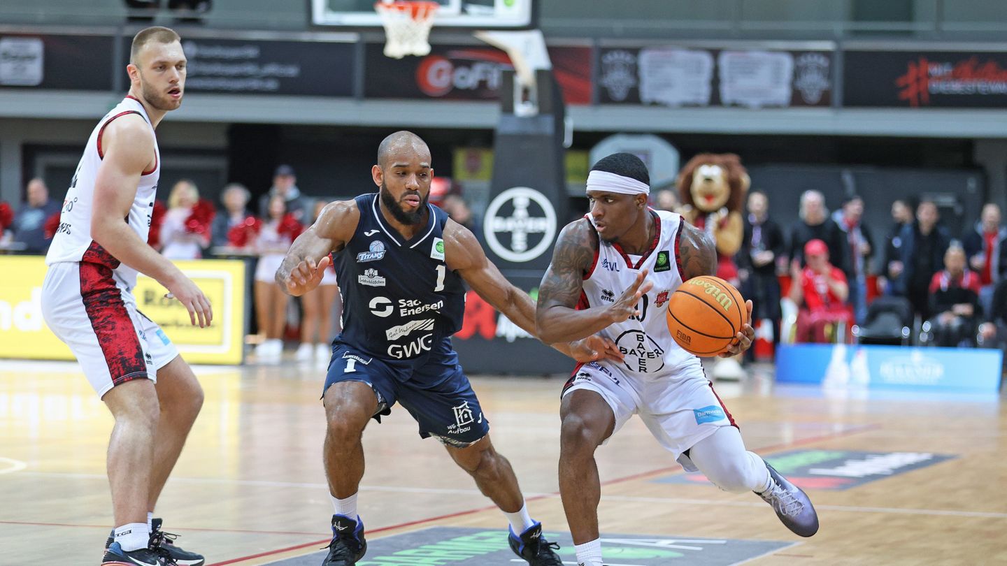 Hatte stets die Nase vorne: TreVion Crews zieht an Dresdens Chase Adams vorbei / Foto: Michael Fleschenberg
