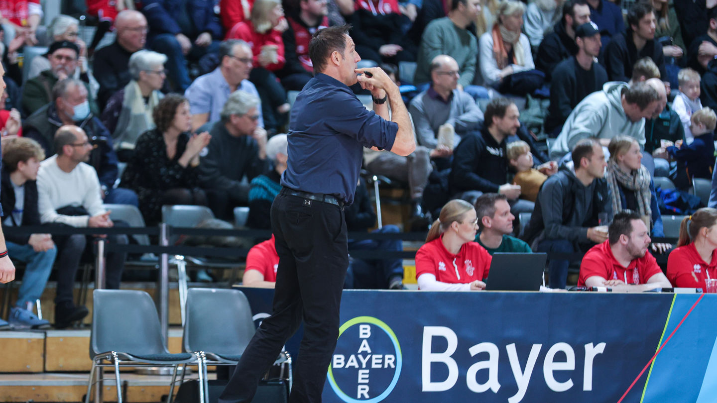 "Hier entlang": Hansi Gnad und die GIANTS treffen auf die wiha Panthers Schwenningen / Foto: Frank Fankhauser (effefffoto)