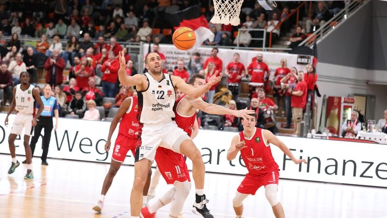 Dennis Heinzmann und BAYER Leverkusen haben gegen die Artland Dragons verloren / Foto: Uwe Pulsfort