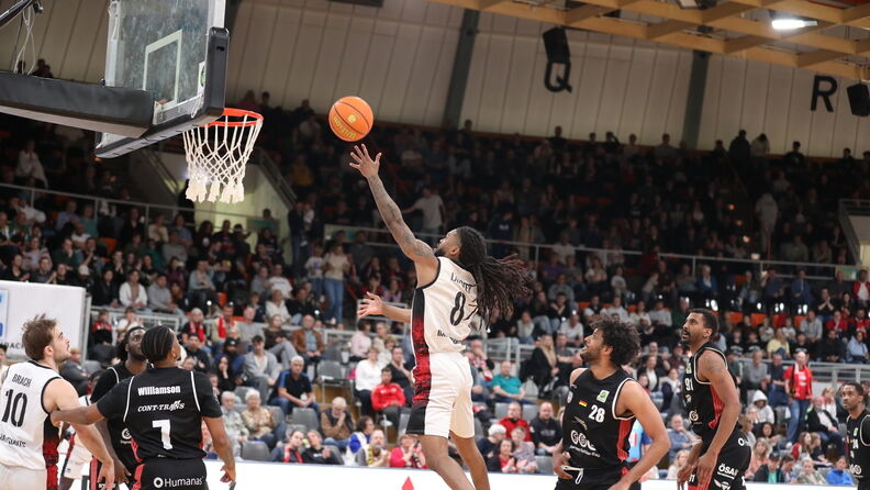 Auch Kobe Langley konnte die Niederlage der BAYER-Korbjäger nicht abwenden / Foto: Uwe Pulsfort