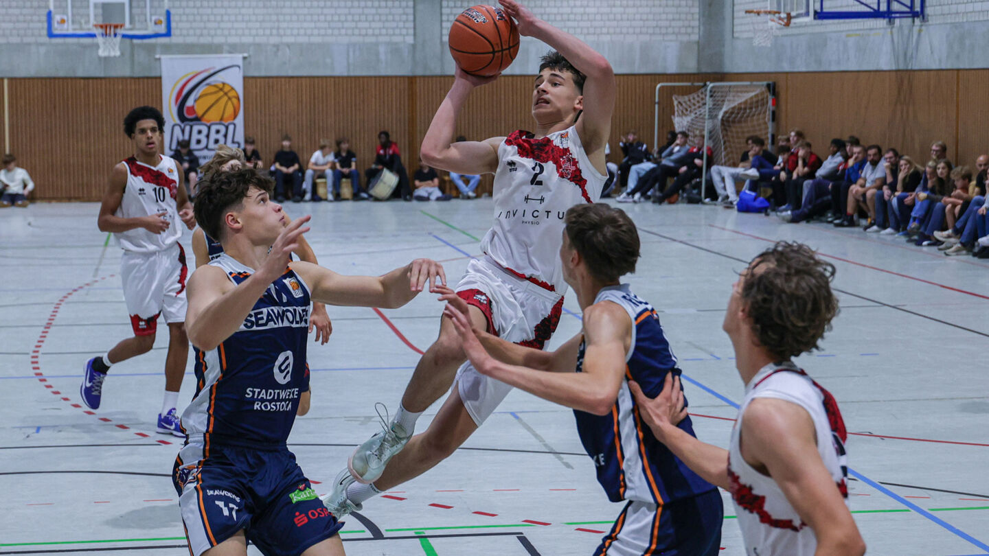 Die GIANTS-NBBL hat im ersten Saisonspiel gegen Rostock gewonnen. Fotos: Fankhauser