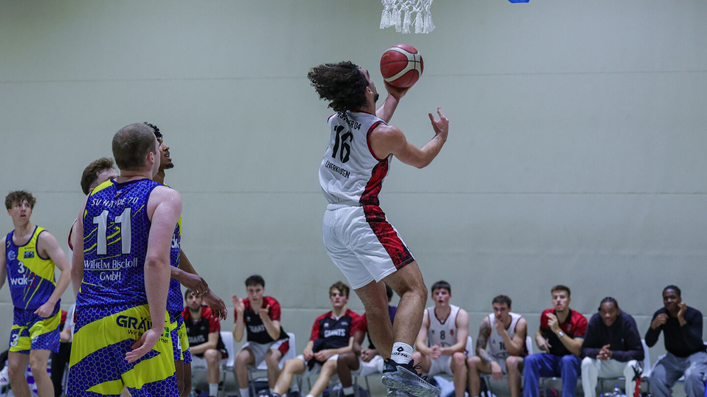 Emre Özel auf dem Weg zum Korb / Foto: Frank Fankhauser (@effefffoto)