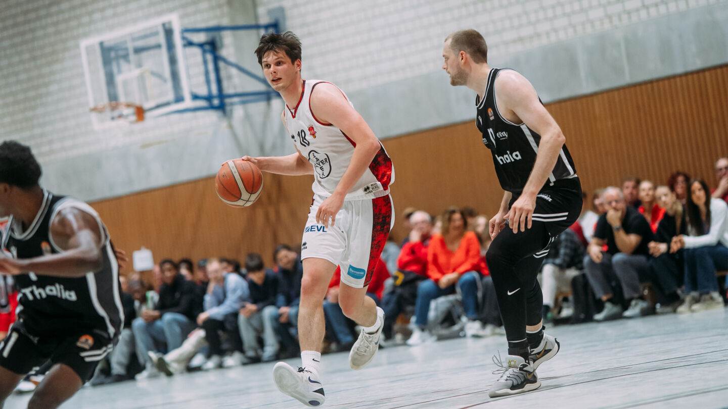 Tim Schnelle wird auch 2026/27 Teil der Farbenstädter Basketballer bleiben / Foto: Nils Althoff
